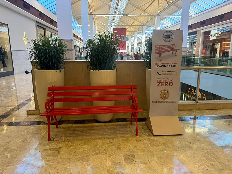 PF instala 'Banco Vermelho' em shopping como alerta contra o feminicídio