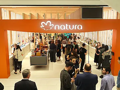 Guardou os versos das figurinhas? Eles podem virar desconto em campanha de perfumaria