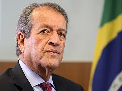 Valdemar volta ao Brasil para tentar conter crise entre Michelle e Flávio Bolsonaro