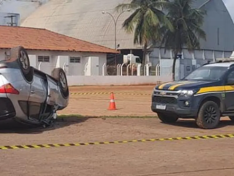 Motorista capota carro de luxo durante fuga da PRF com carga de cigarro em MS