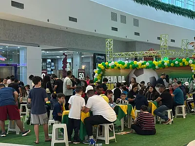 Shopping reúne fãs da Copa com arena para troca de figurinhas e campeonatos de jogos