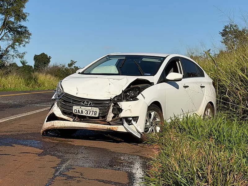Motorista dorme ao volante e bate na traseira de veículo na BR-262, em Ribas