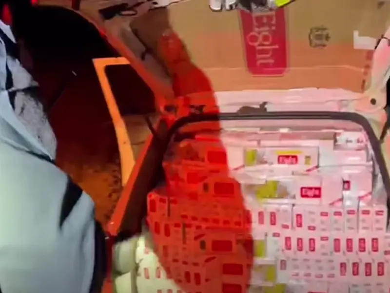 Contrabandista bate veículo durante fuga e deixa caixas de cigarro em MS