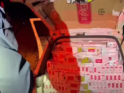 Contrabandista bate veículo durante fuga e deixa caixas de cigarro em MS