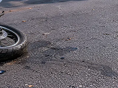 Motociclista sem CNH avança sinal e fica gravemente ferido após acidente em Campo Grande