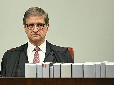 PGR vê que arma de Bolsonaro com segurança não justifica revogação imediata da prisão domiciliar