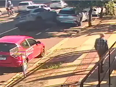 JD1TV: Vídeo mostra momento em que SUV capota após atingir carro estacionado no Centro da Capital