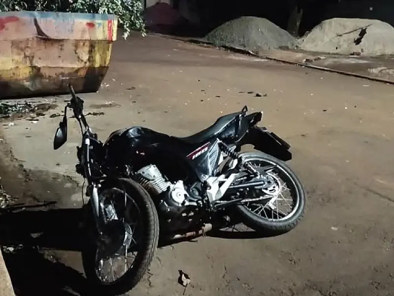 Motociclista bate em caçamba de entulho e morre em Rio Brilhante