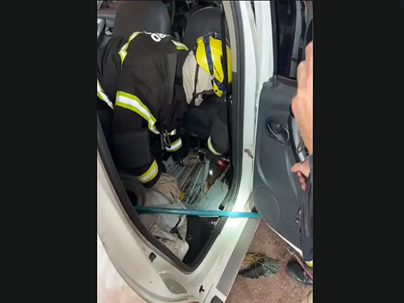 Bombeiros usam ferramentas de corte para retirar droga de fundo falso em Corumbá