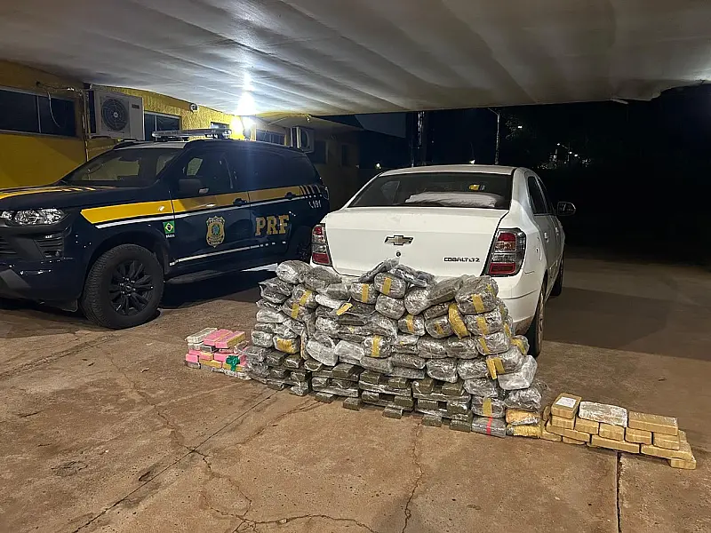 Com bebê no carro, casal é preso com mais de 130 kg de drogas em Água Clara