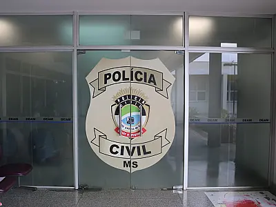 Deam prende homem de 30 anos após arrombar casa e ameaçar mulher com arma
