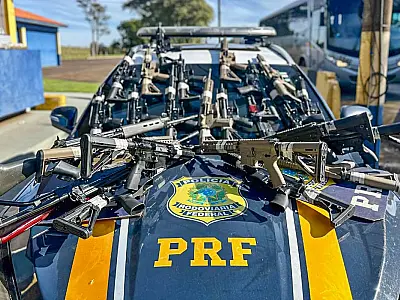 PRF apreende 26 fuzis no Paraná, maior apreensão da história da corporação