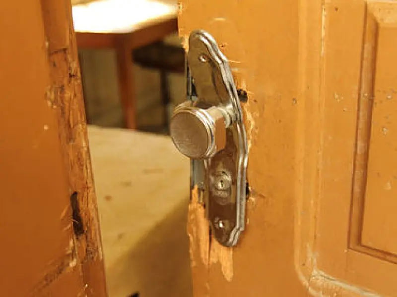 Criminosos arrombam casa e furtam ouro e eletrônicos de idoso em Campo Grande
