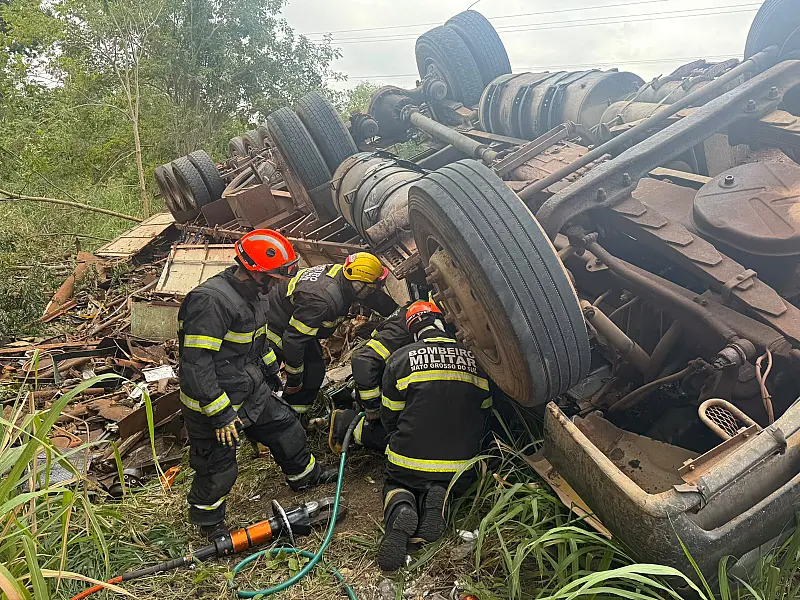 Tombamento de carreta deixa duas pessoas mortas na BR-262 em Corumbá