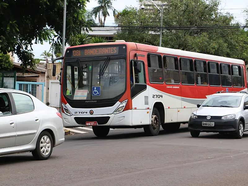 Consórcio precisa trocar 235 ônibus, mas propôs apenas 100, diz prefeita