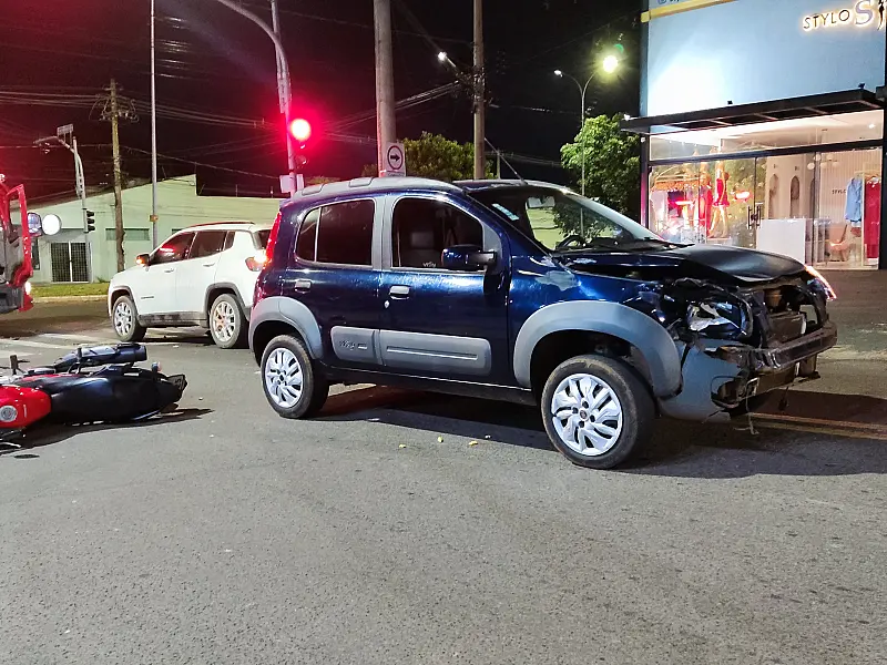 AGORA: Motoqueiro é socorrido após grave acidente no bairro Mata do Jacinto