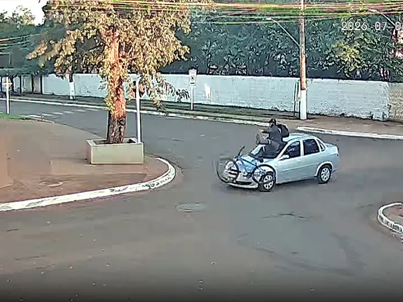 VÍDEO: Ciclista é arremessado sobre capô de carro em cruzamento de Itaporã