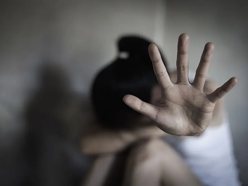 Nova lei obriga divulgação do telefone de denúncias contra violência à mulher em locais públicos
