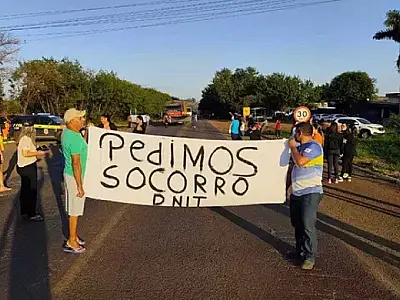Moradores protestam na BR-463 e cobram retomada da duplicação em Dourados