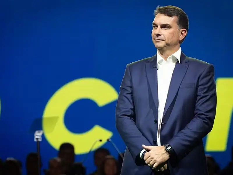 Flávio Bolsonaro deve depor à PF nesta terça-feira em investigação por suposta calúnia contra Lula