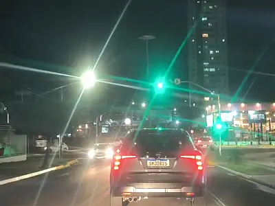 Semáforos entram em funcionamento e causam confusão entre motoristas na Rachid Neder