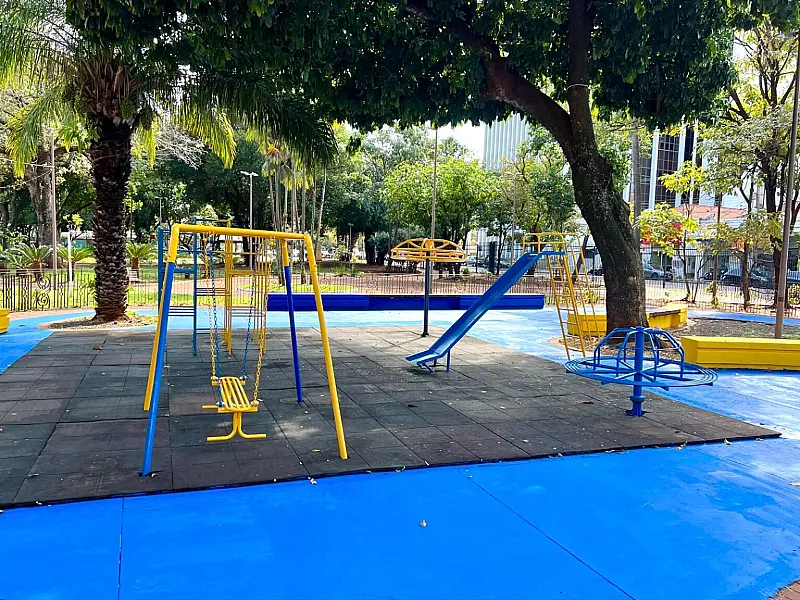 Após revitalização, playground da Praça Ary Coelho é reaberto para a população