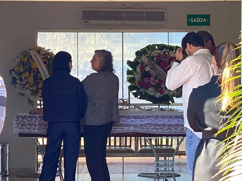 Velório de Bernal é marcado por lágrimas e lembranças de amigos