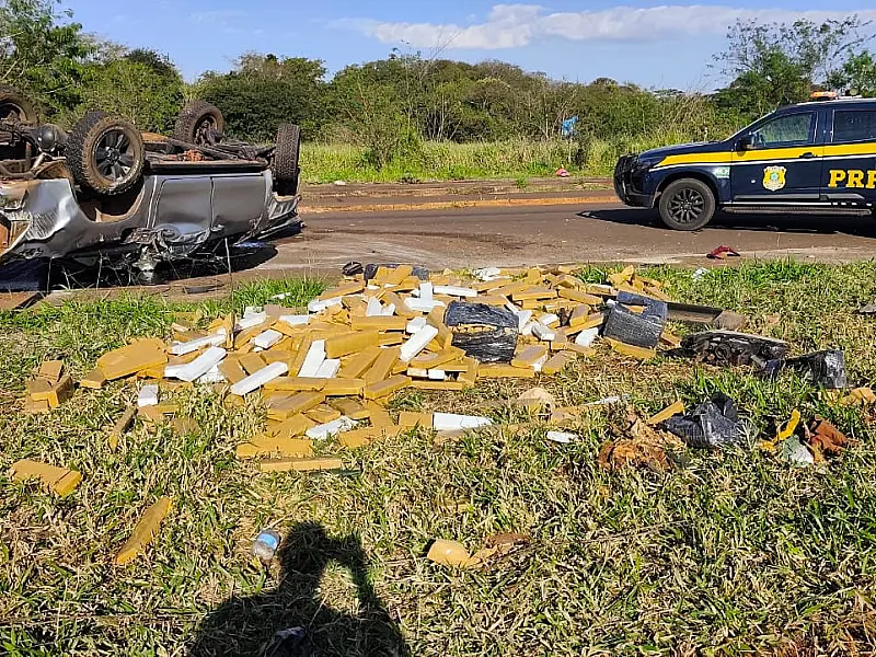 Traficante capota Hilux com 1,5 tonelada de drogas e foge a pé em Dourados