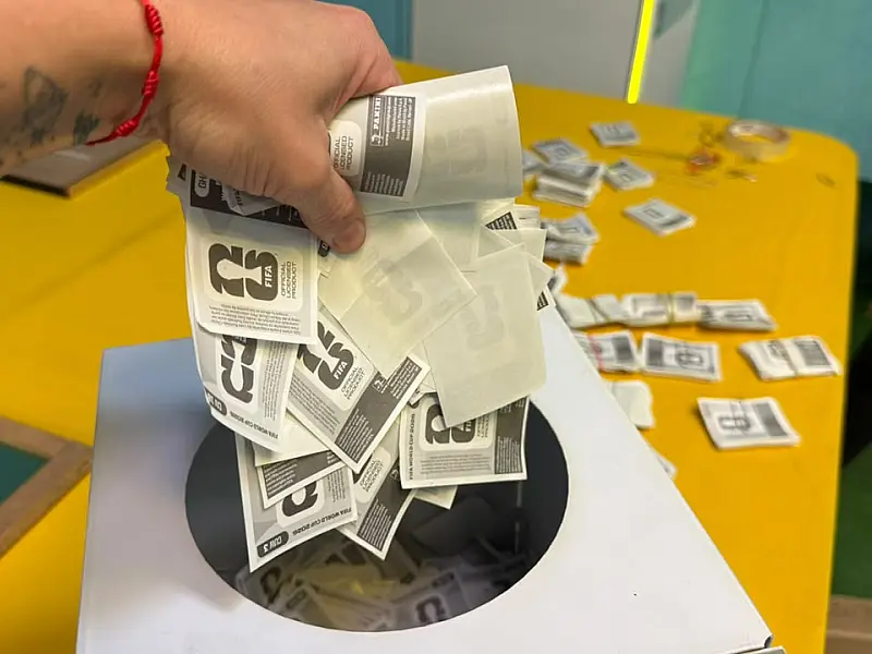 Coleta de shopping de Campo Grande recolhe 20 mil papéis de figurinhas da Copa