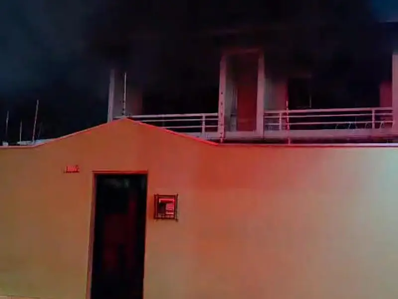 Vídeo: Incêndio atinge sobrado e danifica parte superior de residência na Vila Gomes