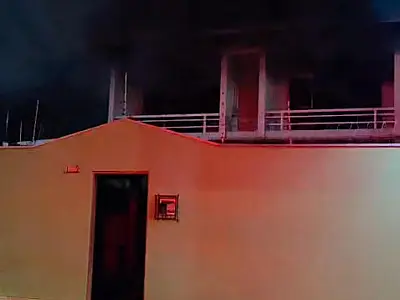 Vídeo: Incêndio atinge sobrado e danifica parte superior de residência na Vila Gomes