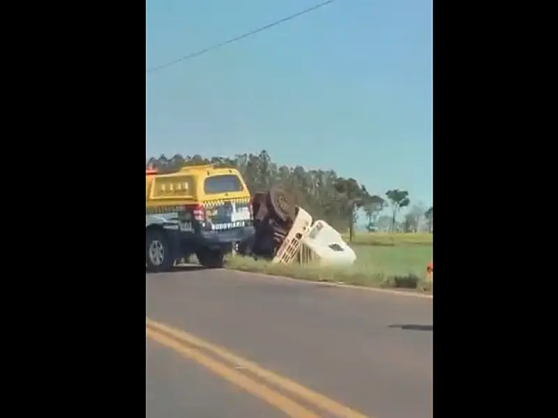 Motorista morre após carreta tombar na rodovia MS-164, em Ponta Porã