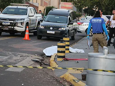 VÍDEO: Câmeras flagram momento em que motociclista avança sinal e bate em outra moto na Capital