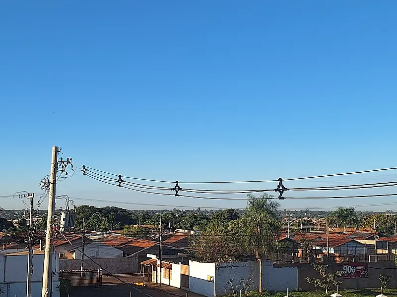 Sábado amanhece ensolarado, mas frente fria provoca chuva e risco de tempestades em MS