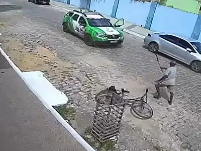 VÍDEO: PM reage a ataque com foice e atira contra homem durante confronto
