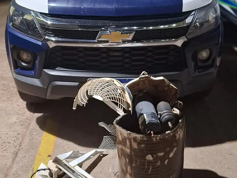 Homem cava buraco em muro para furtar fiação de cobre e acaba preso na Capital