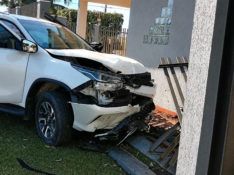Idosa evita colisão com carro, mas não escapa de muro em São Gabriel do Oeste