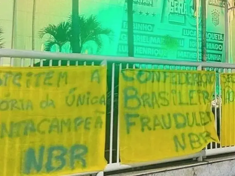 Torcedores protestam na sede da CBF após eliminação do Brasil na Copa do Mundo
