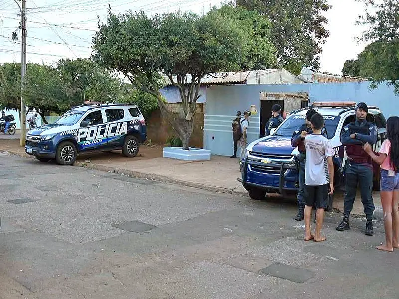 Atiradores invadem casa, executam 'Macaco' e deixam criança ferida em Maracaju