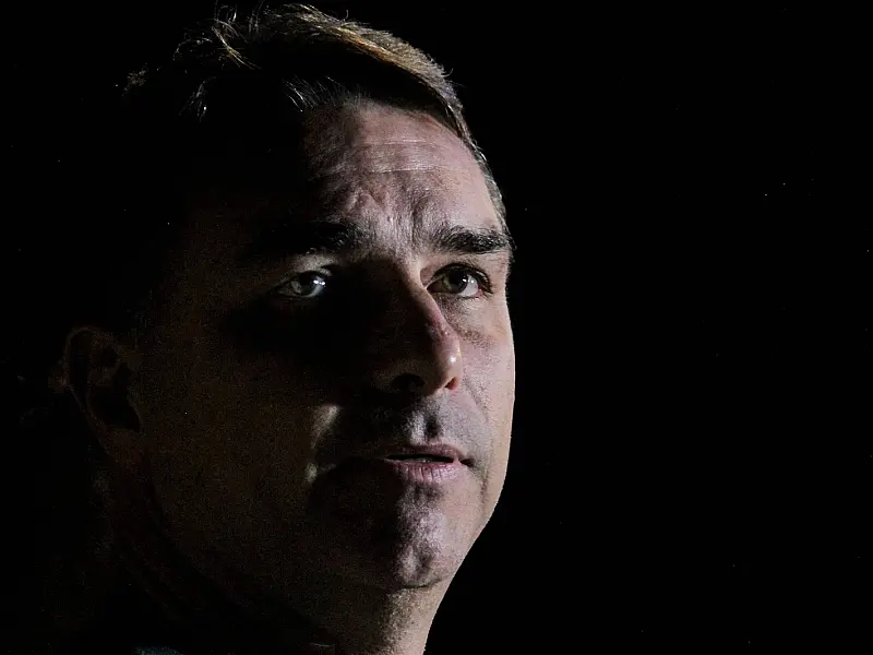 PF vai investigar repasses para filme sobre Bolsonaro e mira Flávio e Eduardo