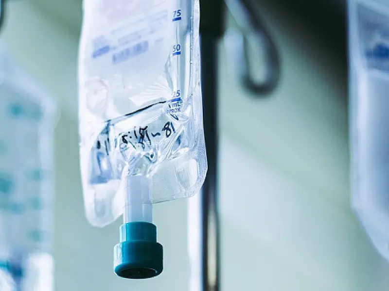 Viral nas redes, soroterapia sem indicação clínica traz riscos à saúde