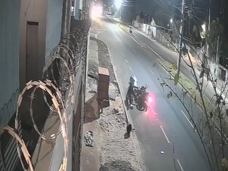 Vídeo: fio solto derruba casal de moto em avenida da Capital