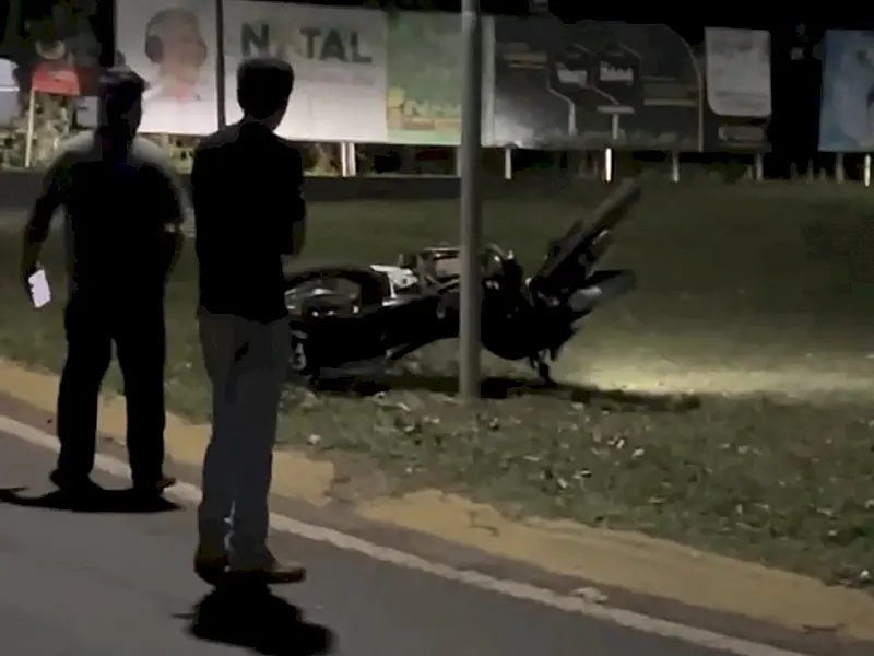 Jovem sofre traumatismo craniano após colidir moto em poste em Caarapó