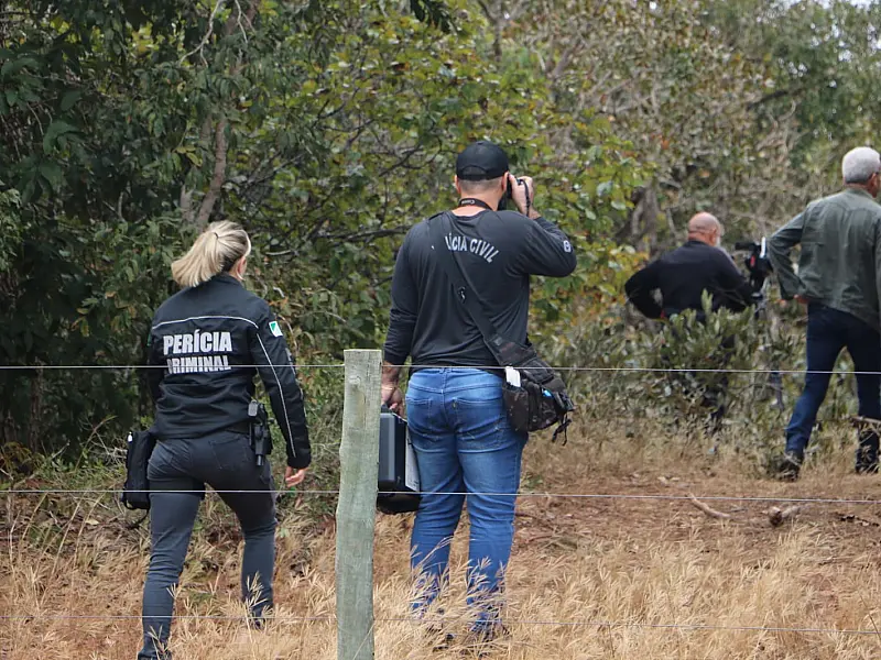 Perícia chega ao local de queda de avião e inicia trabalho para confirmar identidade das vítimas e apurar acidente