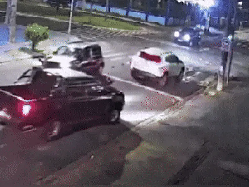 Mata do Jacinto: câmera confirma que motociclista furou sinal e provocou grave acidente