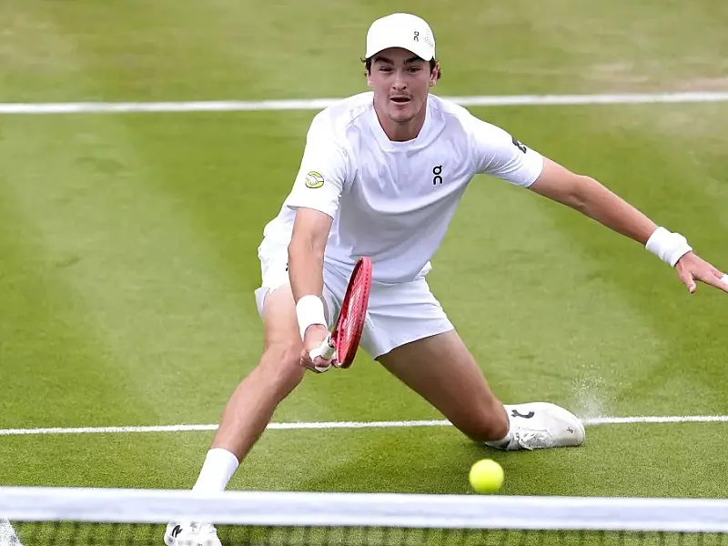 João Fonseca é dominado por Safiullin e dá adeus a Wimbledon na terceira rodada