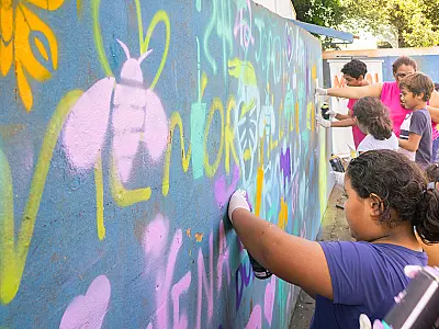Murais criados por moradores viram cartões-postais distribuídos em Campo Grande
