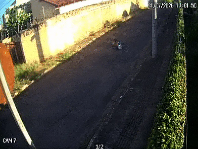 Vídeo: Dupla armada derruba mulher e rouba motocicleta na Vila Rica