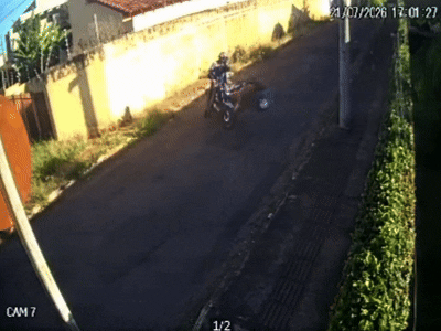 Vídeo: Dupla armada derruba mulher e rouba motocicleta na Vila Rica