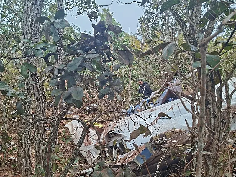 Avião é encontrado destruído após queda em Campo Grande; dois corpos são localizados